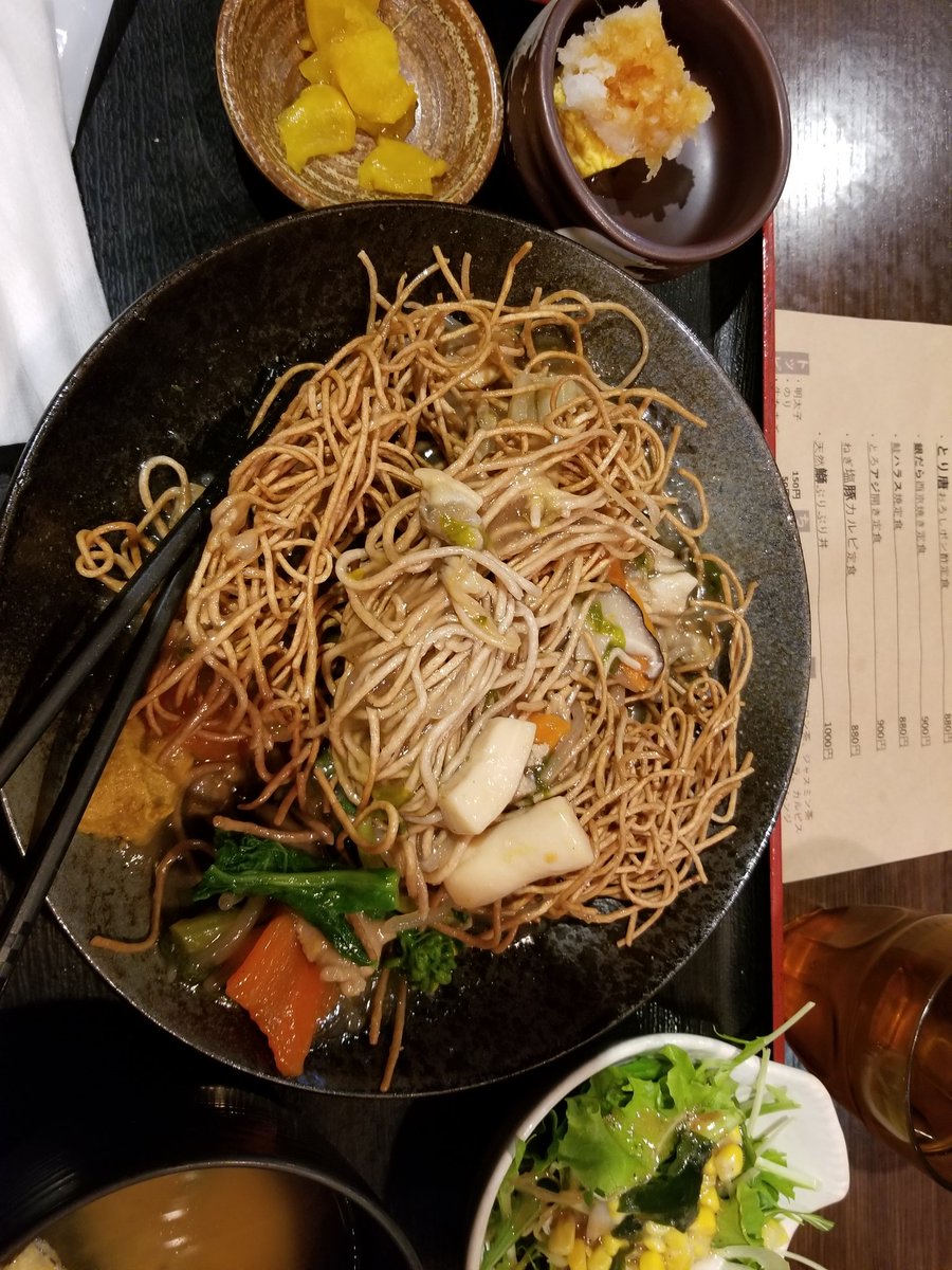 ilujime's tweet photo. イカが2～3切れと、あさりが2～3しか入っていないのに海鮮あんかけ揚げ焼そばとはこれイカに…900円なら致し方なし？
夜は海鮮のひもの屋なのに？ https://t.co/ozclQwt45p