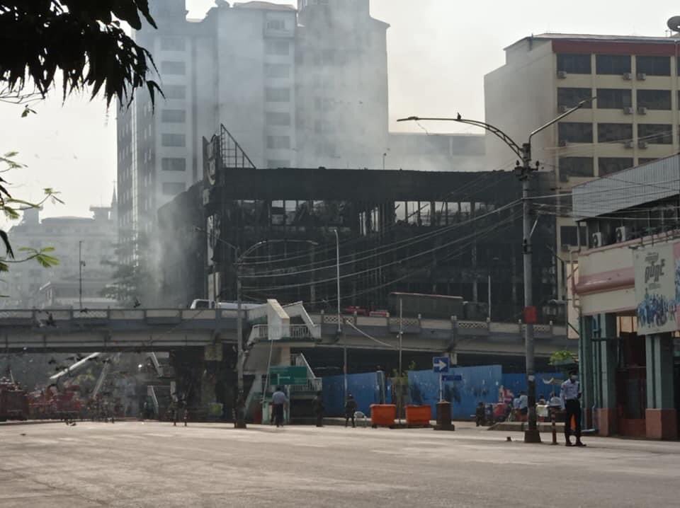 AkkoLotte's tweet photo. Under the martial law of 8PM-4AM, with no citizens going out while the neighbourhoods are filled with soldiers and polices, Inferno broke out at Gandamar Wholesale &amp; Ruby Mart around 2 AM. 

#Apr1Coup
#WhatsHappeningInMyanmar https://t.co/nHpp20pPEk