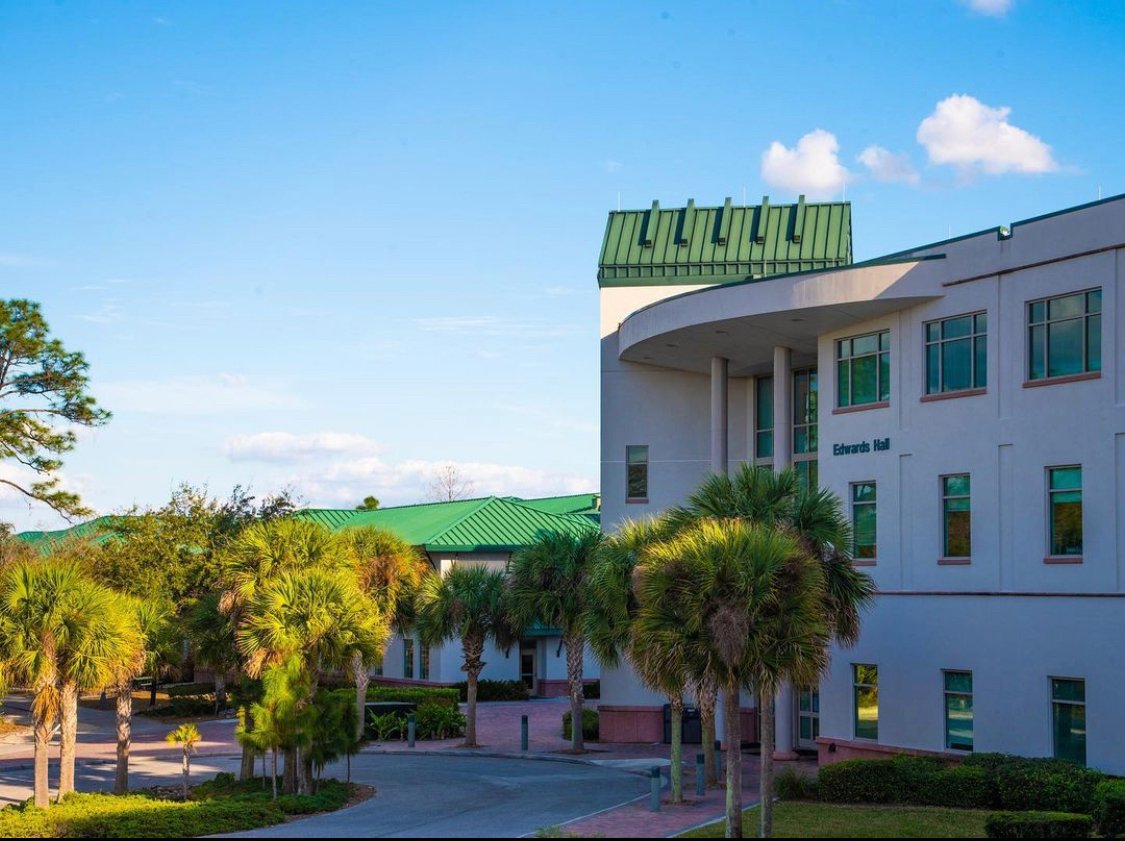 fgcu's tweet photo. #FGCU #Eagles #EdwardsHall #campusviews #sunset ☀️💙💚 https://t.co/hgHz23w7Ot