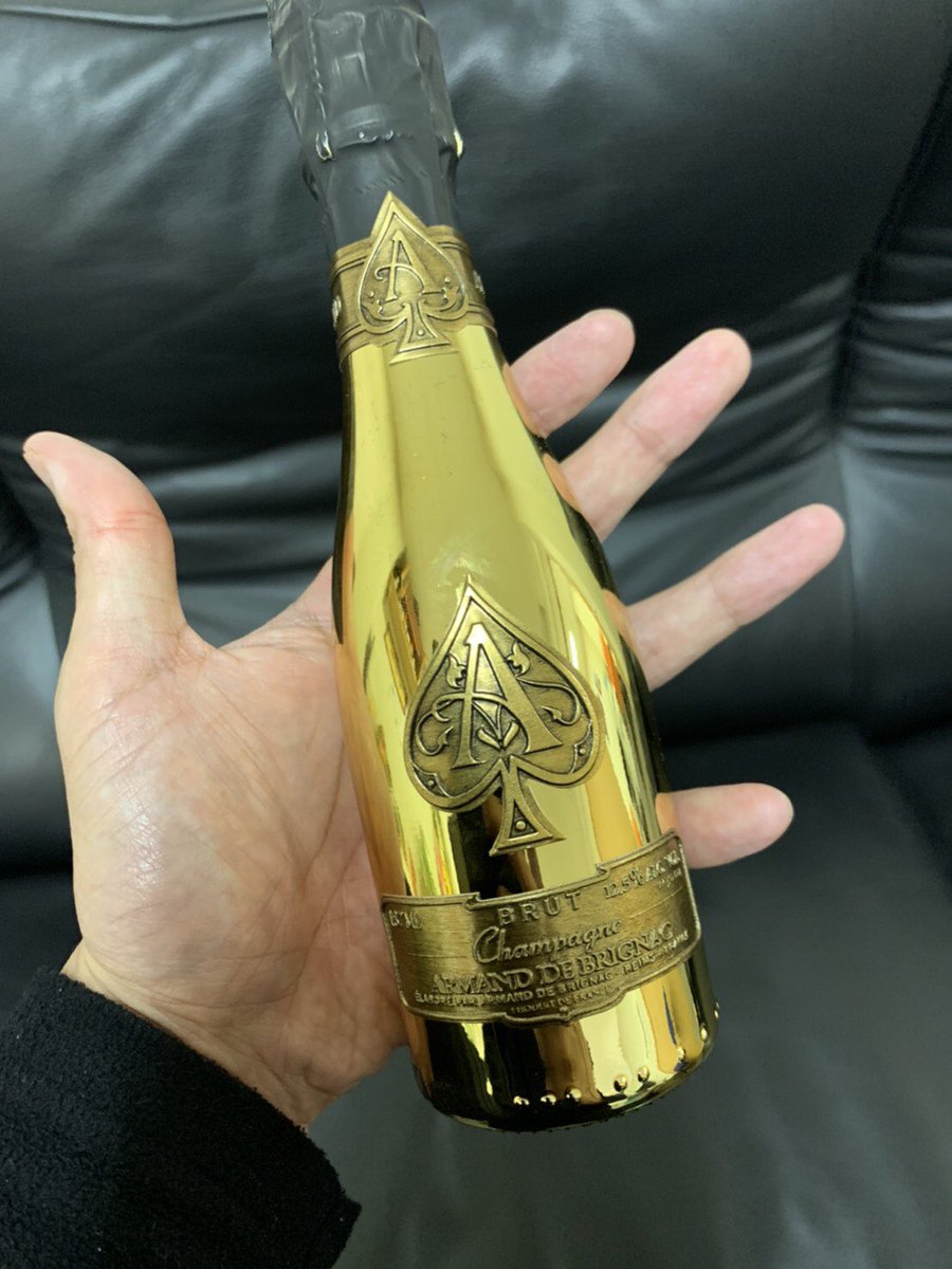 HONEYTRAP20's tweet photo. ミニマンド可愛い😍

#HONEYTRAP #honeytrap 
#ハニートラップ #シャンパン #スパークリング 
#armandbrignac #アルマンド #アルマンドブリニャック 
#ミナミ #梅田 #歌舞伎 #歌舞伎町 #六本木 #錦 #中洲 #博多 #仙台 #天文館 #ススキノ https://t.co/tQKdJIOxV8