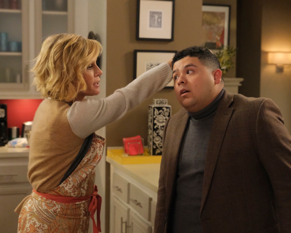 NetflixID's tweet photo. Long weekend di rumah aja marathon Modern Family season 11 di Netflix. https://t.co/PDnYyeq6n0