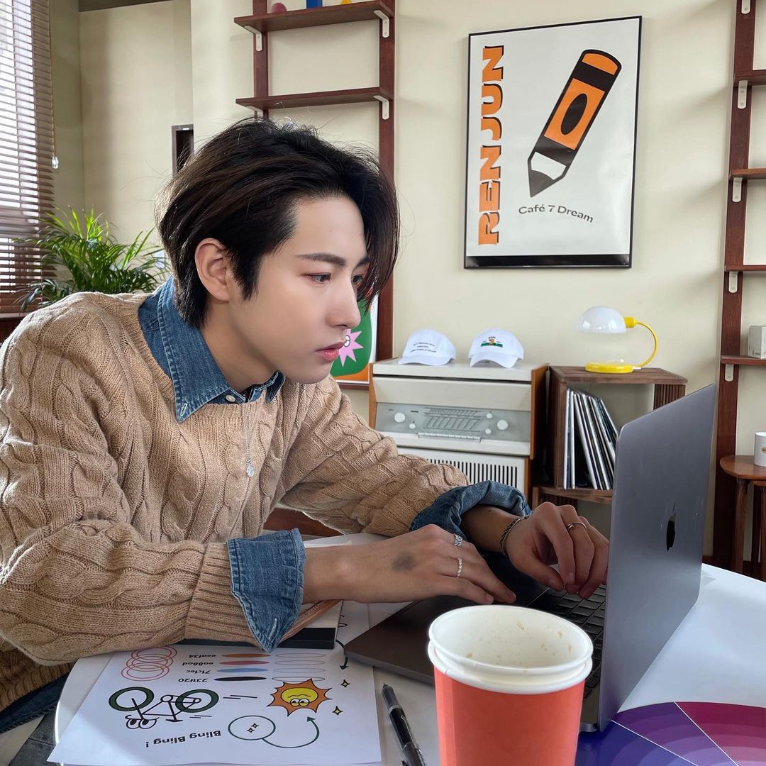 NCTDREAMCENTER's tweet photo. 210401 NCT DREAM 'Cafe 7 DREAM'
https://t.co/3CYulzTahP

#RENJUN, the exclusive designer for #Cafe_7DREAM, is designing an illustration for a new seasonal cupholder

# cafe7dream # sentimentalcafe
#NCTDREAM @NCTsmtown_DREAM https://t.co/TwsSaN73RB