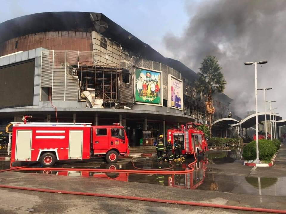 Alexhiz_offline's tweet photo. The malls burned down during curfew. The two army-affiliated stores, the Ruby Mart Mall at 37th Street and the Gandhama Wholesale Mall in Mayangone Township, were
caught fire at the same time at about 2 am, eyewitnesses said.

#Apr1Coup 
#WhatsHappeningInMyanmar https://t.co/AfyuxBOwGS