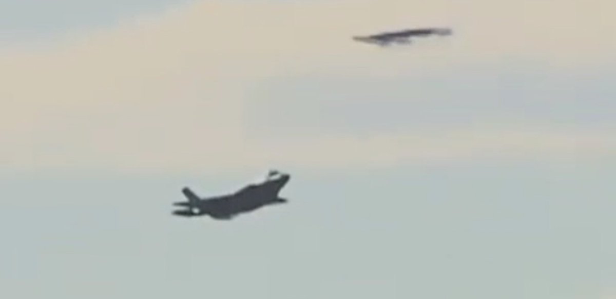 PensadorJaime's tweet photo. @F-35 A U.S.Force. Anexo 1 es Impresionante esta Fotografia, se Desconoce q tipo de Nave Es???..
#naveespacial #avionessupersonicos #aviacion #avion #aviones #alienígenas #ufo #rods #Extraterrestres #Abducción #PollloRivers #AbroHilo #ovni #ovnis #alien #aliens #ovni #ovnis https://t.co/zP58HoHJtB