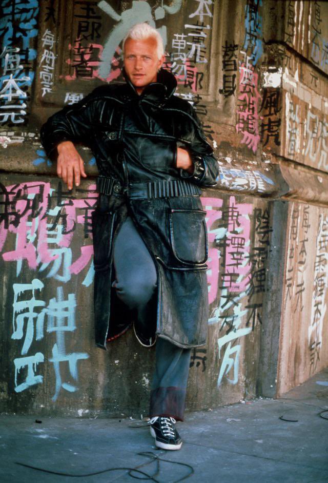 ddoniolvalcroze's tweet photo. Rutger Hauer on the film set of "Blade Runner" (1982) https://t.co/ZYpRQqHVnP