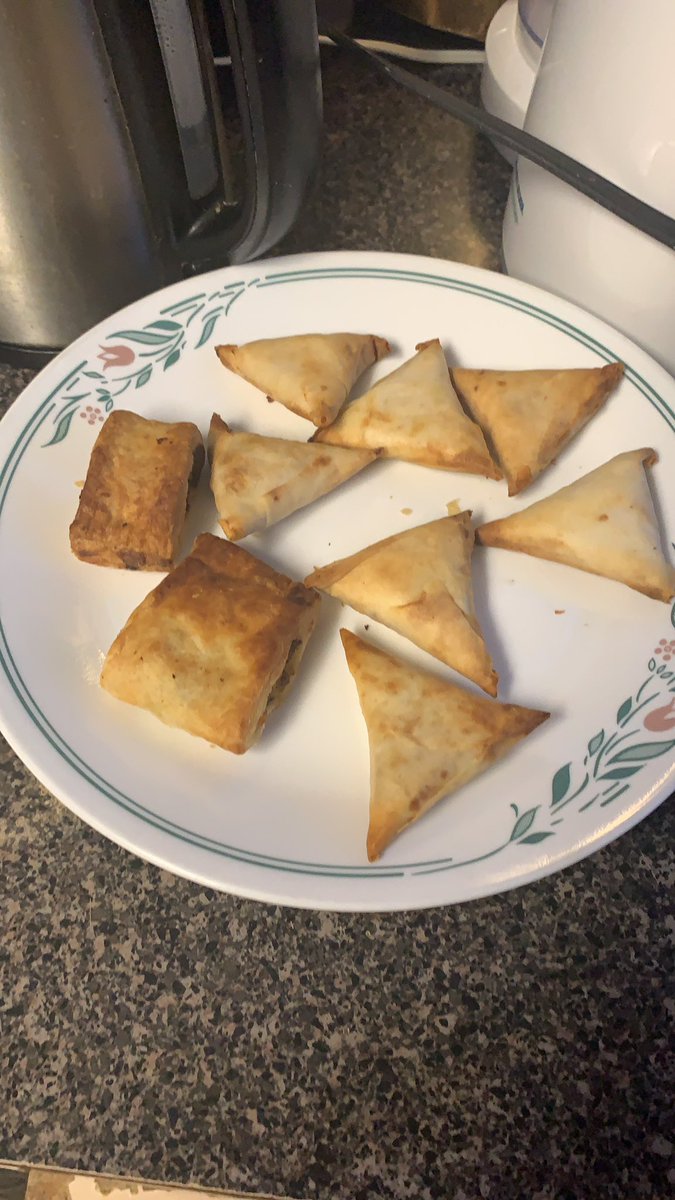 SalimPatel92's tweet photo. I think I am a certified and fully qualified genius. Didn’t even need the manual. Mum and the kids loved the taste. I tried a couple too 😋. And all done in less than half an hour with no oil 🤔🧐
I will be doing all the ‘air fry ups’ in Ramadan In shā Allāh
#ChefSalim 👨🍳 https://t.co/sn0Wn2kPwI