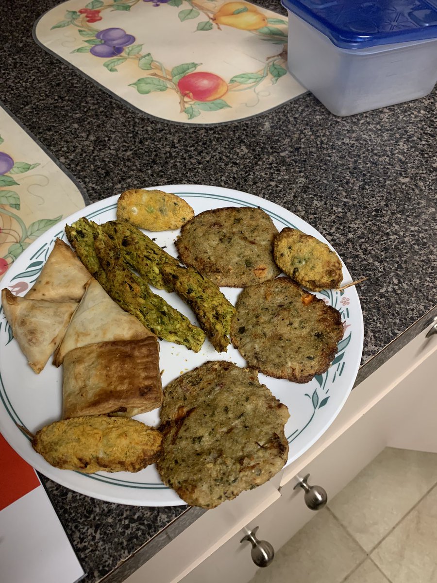 SalimPatel92's tweet photo. I think I am a certified and fully qualified genius. Didn’t even need the manual. Mum and the kids loved the taste. I tried a couple too 😋. And all done in less than half an hour with no oil 🤔🧐
I will be doing all the ‘air fry ups’ in Ramadan In shā Allāh
#ChefSalim 👨🍳 https://t.co/sn0Wn2kPwI