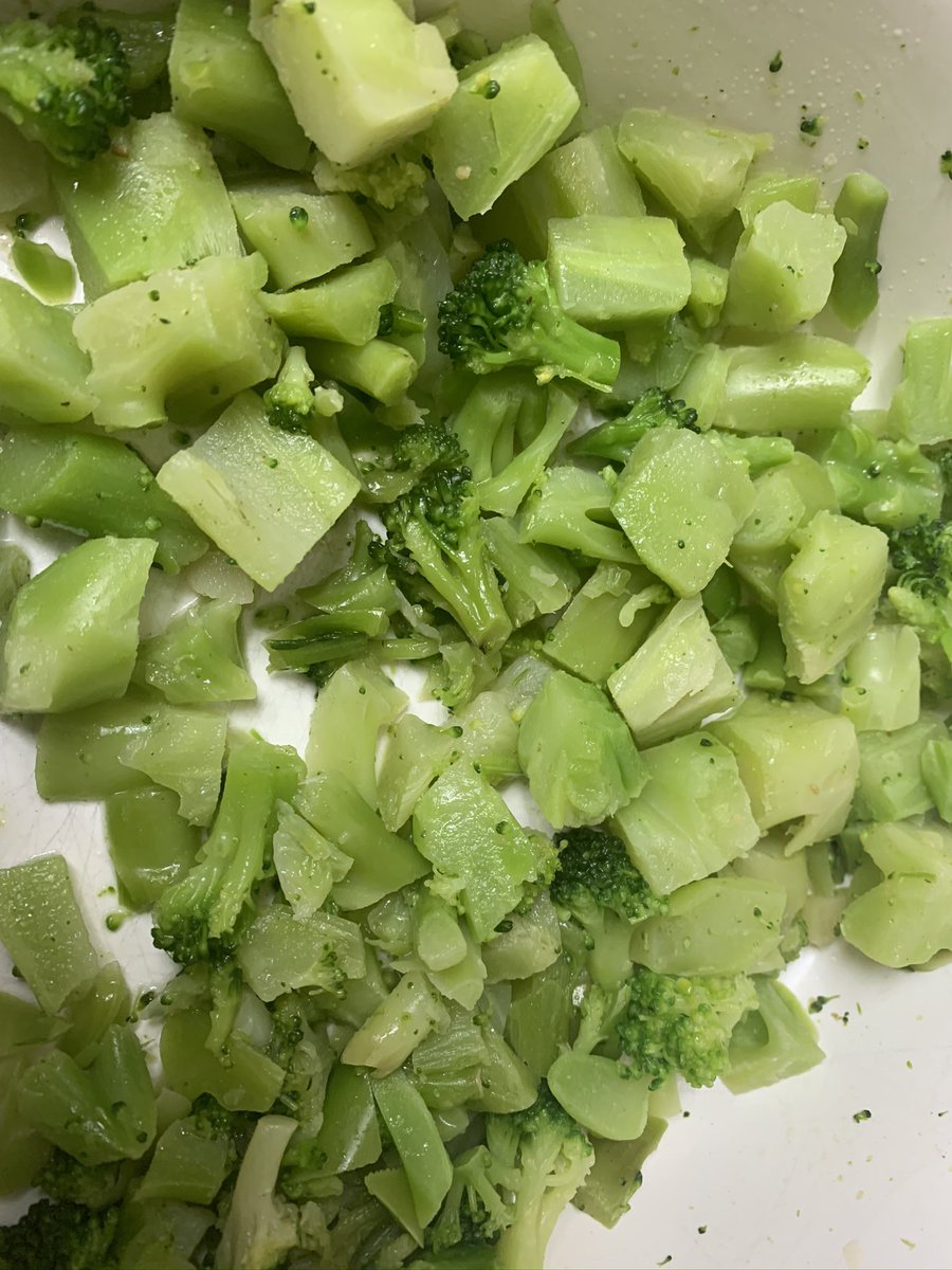 I know pre-made frozen/boxed foods usually have false photo advertising... but frozen broccoli too? Didn’t expect that. Thanks for the... stems? 😕🤷🏼‍♀️ <a href="/GreenGiant/">Green Giant</a>
