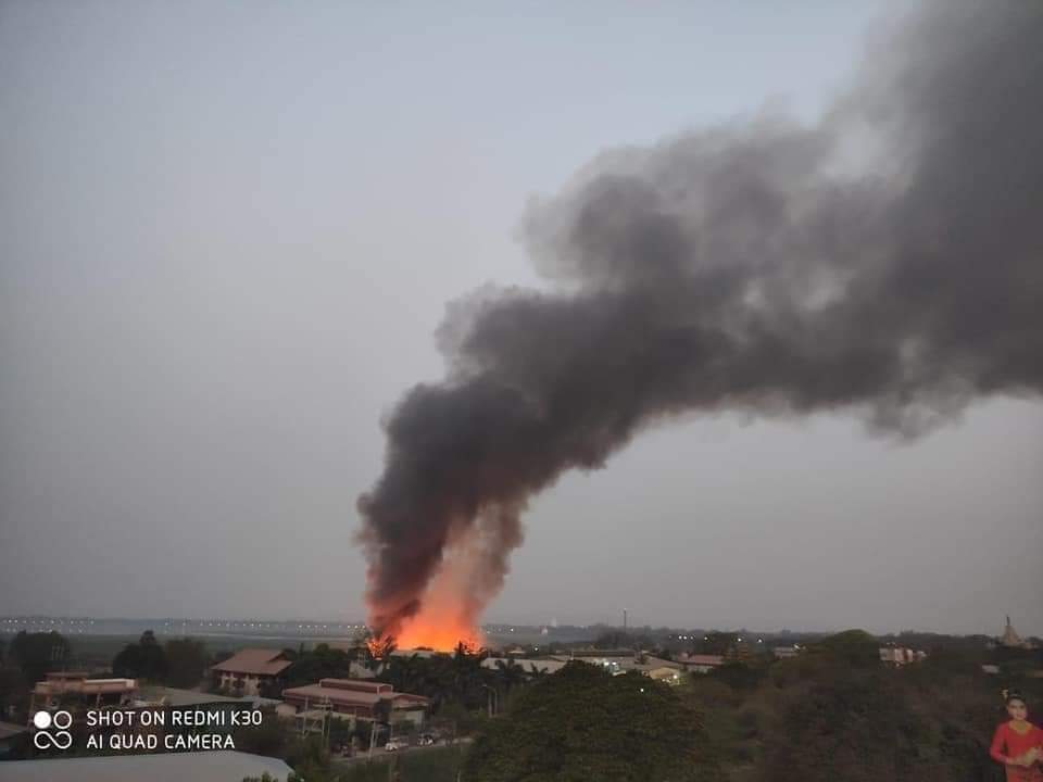 MayWongST's tweet photo. #Myanmar citizens woke to news of a massive fire in #Mandalay, 2nd largest city in the country, where some 100 households burnt, causing about 130 people to be homeless. Unclear who or how the fire started.  #WhatsHapppeningInMyanmar https://t.co/Qt2J7IimeR