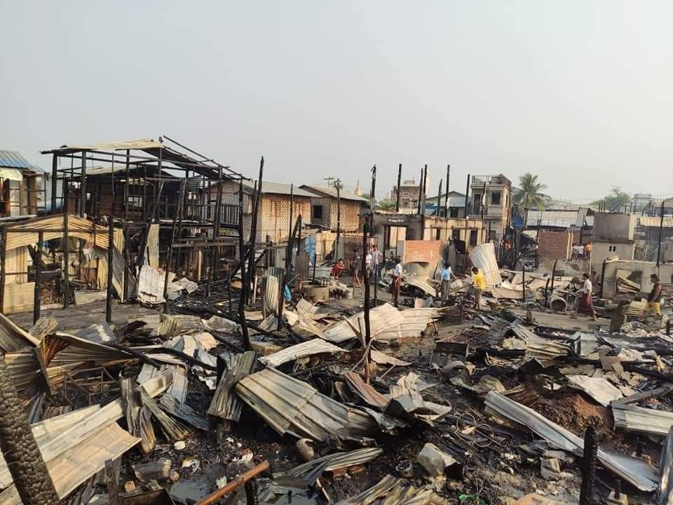 MayWongST's tweet photo. #Myanmar citizens woke to news of a massive fire in #Mandalay, 2nd largest city in the country, where some 100 households burnt, causing about 130 people to be homeless. Unclear who or how the fire started.  #WhatsHapppeningInMyanmar https://t.co/Qt2J7IimeR