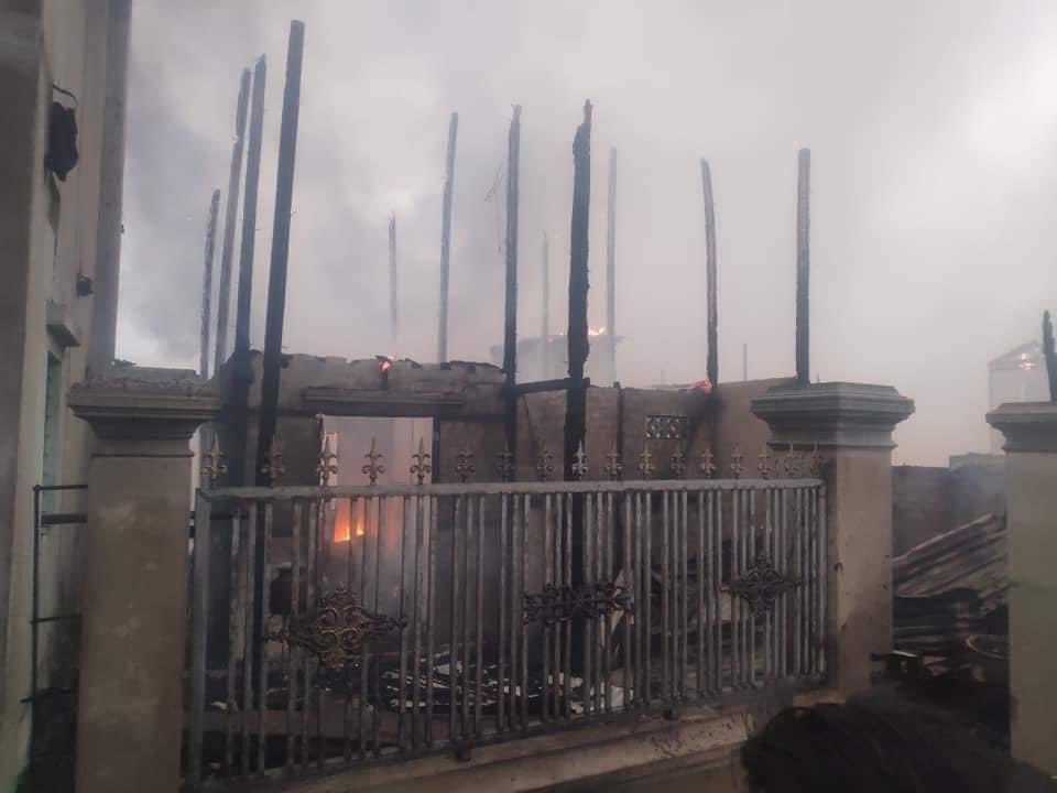 maytoekhine's tweet photo. More than 100 houses were burnt down during a fire outbreak in Tagun Taing Ward, #Mandalay. Fire incidents keep on happening in Mandalay. #WhatsHappeningInMyanmar #Apr1Coup https://t.co/MR2UlOUhAl