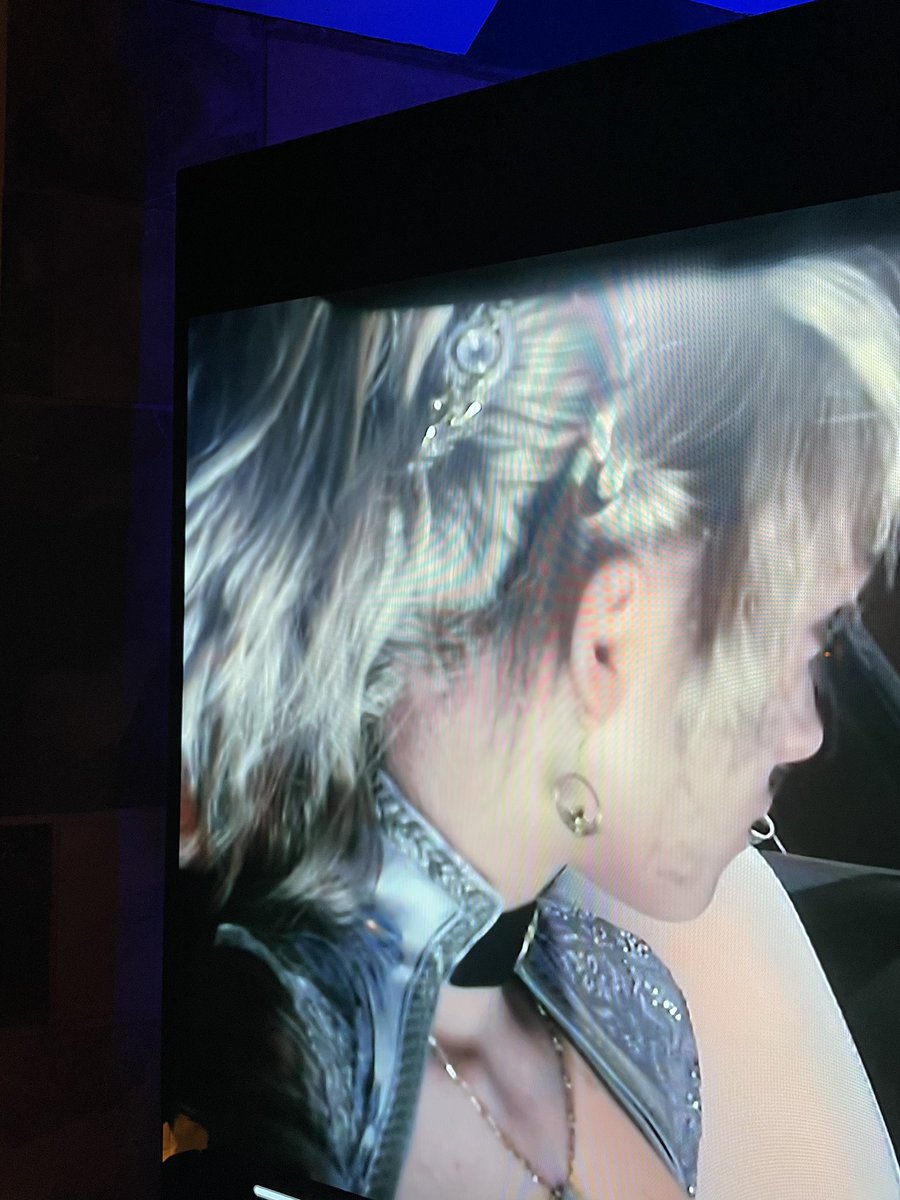 SilverLiningCos's tweet photo. Thank you @SquareEnix for showing #Lunafreya’s hairpin without the gem/ homing beacon during the second half of #ffxiv #kingsglaive4K. Hopefully she kept the hairpin to show how she respected the #Glaives who sacrificed so much for her.
Well done mates.
#ffxivkingsglaive https://t.co/wOwDSIiFif