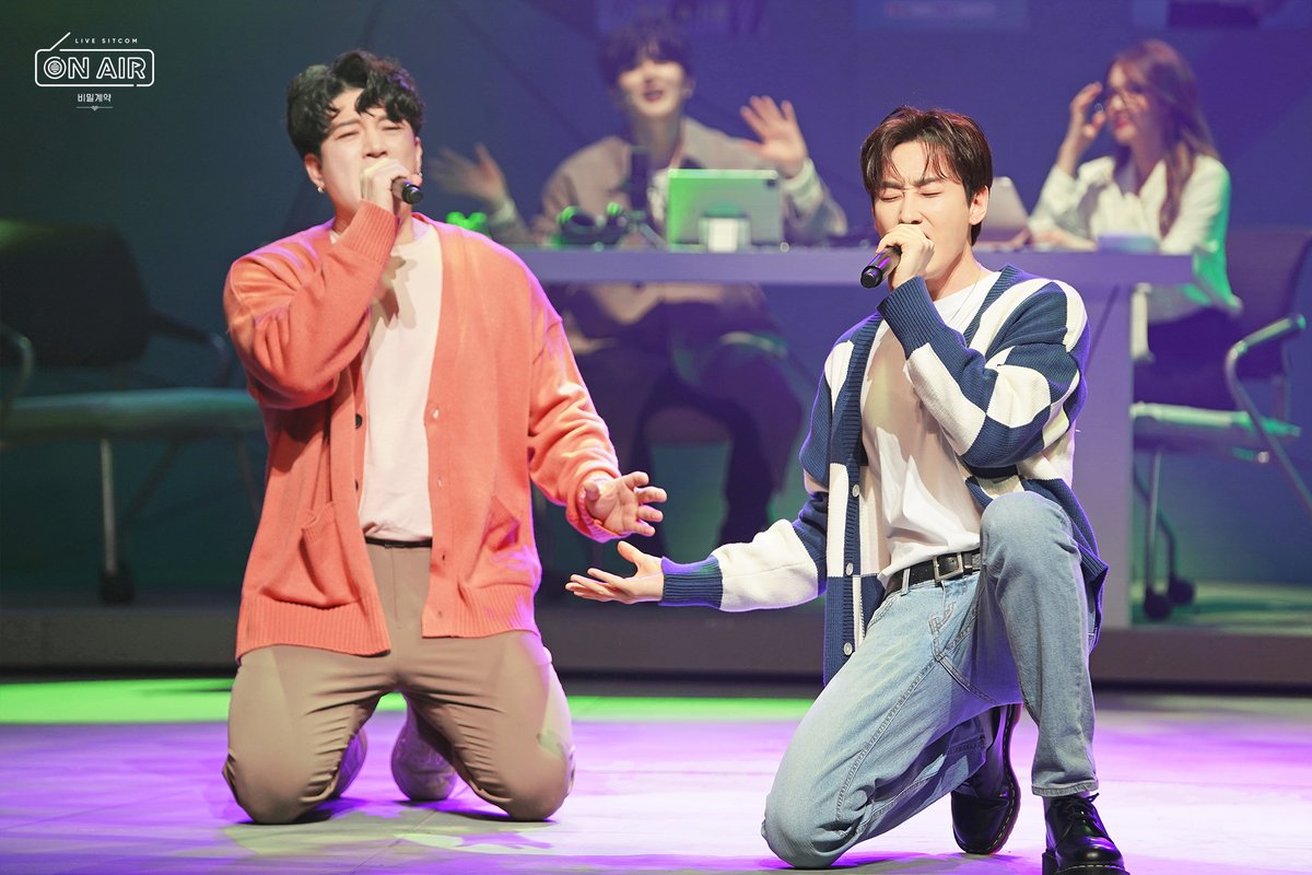 Onair_Shinswave's tweet image. 📸스테이지온에어📸

아이돌인생_2회차_의심되는_력애런_모먼트.jpg
슈주 대선배님과 듀엣하는데도
1도 위화감 없는 력애런 무대매너에 취한다..😍

#AprilFools #려욱 #RYEOWOOK #リョウク #온에어 #ONAIR