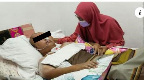 rahhimramly's tweet photo. Syafakallah, harini nak ajak korang bantu Pn. Siti Hajar yang sedang hadapi ujian Suami dan adik kandung sakit💔

Dua-dua tengah terlantar sakit. Suaminya masih koma lagi, belum sedarkan diri. Adiknya pulak masih hilang ingatan dan tak boleh berjalan.

Korang tolong RT pon okay🥺 https://t.co/rJv9TcWtem