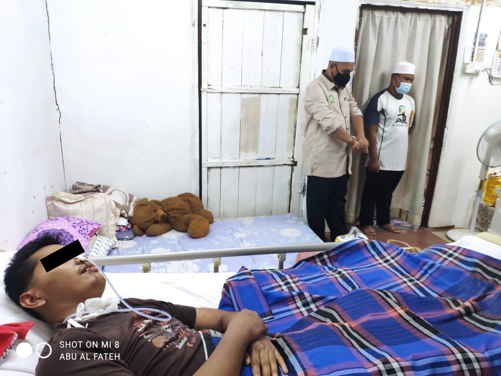 rahhimramly's tweet photo. Syafakallah, harini nak ajak korang bantu Pn. Siti Hajar yang sedang hadapi ujian Suami dan adik kandung sakit💔

Dua-dua tengah terlantar sakit. Suaminya masih koma lagi, belum sedarkan diri. Adiknya pulak masih hilang ingatan dan tak boleh berjalan.

Korang tolong RT pon okay🥺 https://t.co/rJv9TcWtem