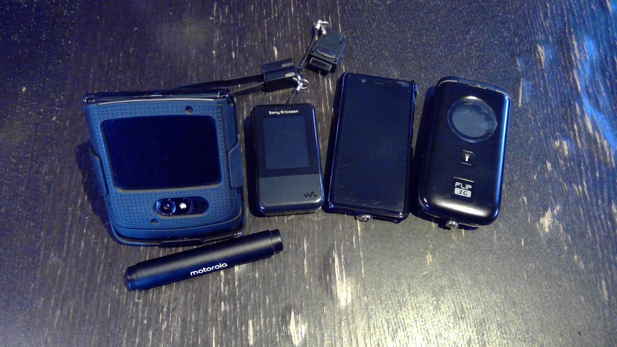 okabe_jp's tweet photo. 今使っているガジェット。
au3G停波まであと1年ですね。
#razr5G #Xmini #Rakutenmini #FLIP3G https://t.co/Giy12wF25l