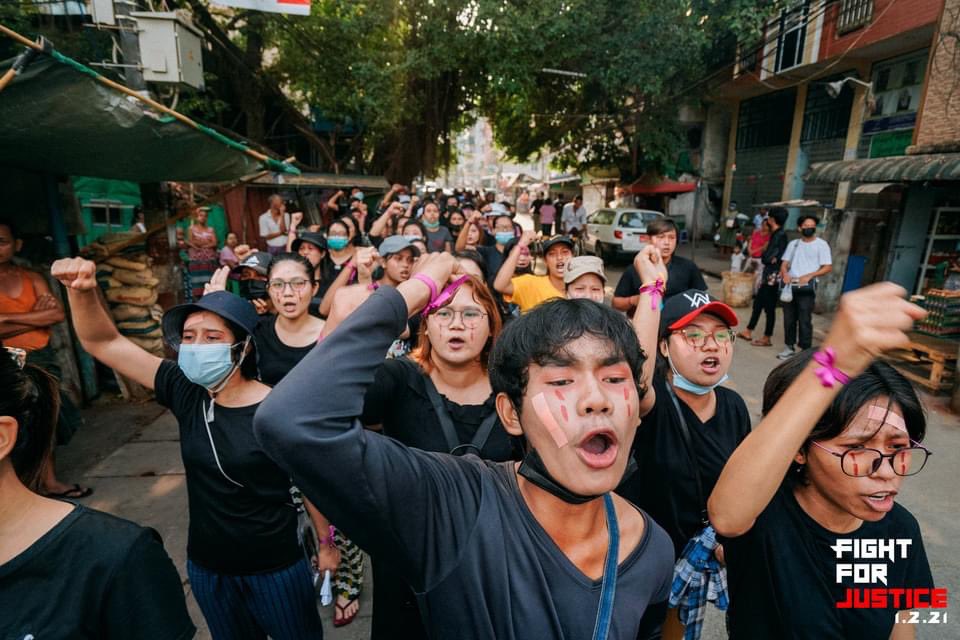 MayMon51753627's tweet photo. Sadly Strike from Hlaing Township, Yangon. ✊✊✊
They're going ahead in many ways for our freedoms and democracy. They'll never give  up.

SUPPORT FEDERAL ARMY
#WhatsHappeningInMyanmar
#Apr1Coup https://t.co/3YbesRMdZ1