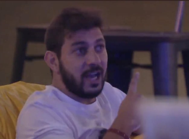 HugoGloss's tweet photo. Tocou “Todo dia”, da Pabllo, e Caio debochou: Chitãozinho e Xororó. É Leandro e Leonardo agr.
Arthur: Eu n falo mais nada. Sou o único q ganha a liderança e ñ tem moral nenhuma. Pedi sertanejo e moda de viola. N pedi nem pagode, pra vc ter noção. Tá tocando funk. Tô puto. #BBB21 https://t.co/OrB4srENSd