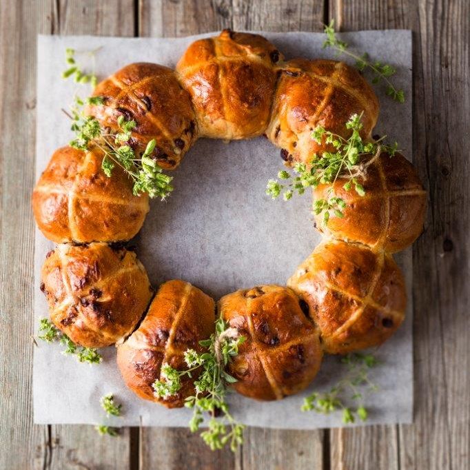 AnickeNovi's tweet photo. Hot cross buns are a Good Friday and Easter tradition in households throughout the world. This recipe for gluten-free and dairy-free hot cross buns is easy to make and is full of raisins, lemon zest, and spiced flavor. You can make the dough a day ahead of time and refrigerat ... https://t.co/IgrYCZyiD6