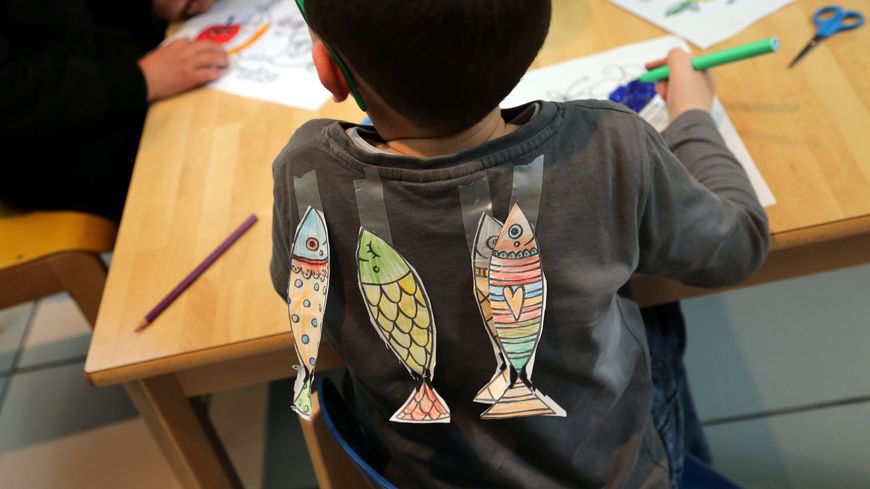 grange_mfl's tweet photo. Poisson d’avril! The French tradition on April Fool’s Day is to stick fish on people’s backs - be careful today that you don’t get POISSON D’AVRIL! 
#smsc #frenchculture #poissondavril 🐟🐠🇫🇷 https://t.co/RoFK25Fuhf