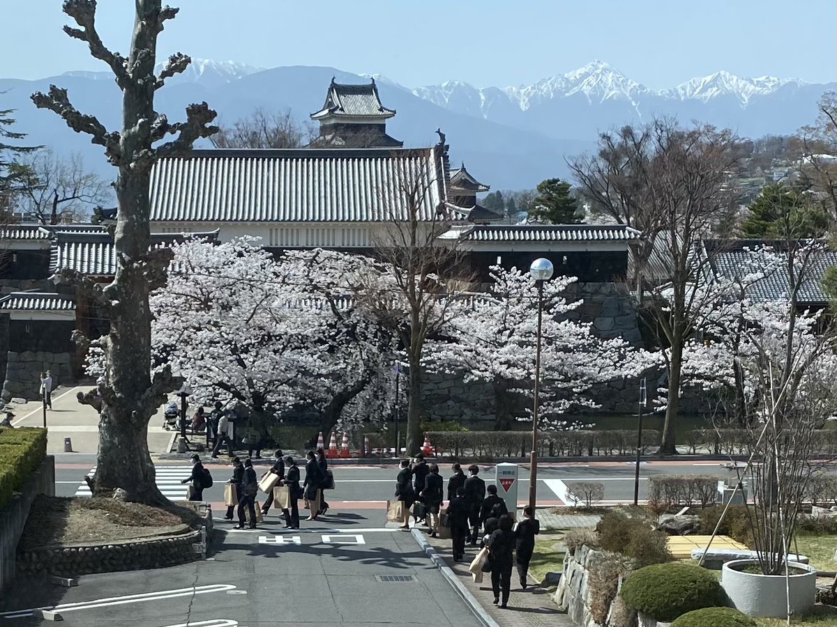 YGaun's tweet photo. 中核市に移行した松本市の２０２１年度がスタート。辞令交付式を終えて、それぞれ職場に向かう新人職員を市長室から眺める。若い力と共に、＜岳楽学＞三ガク都に象徴される松本らしさをシンカさせます。#松本市 #中核市 #入所式 #三ガク都 https://t.co/a4KDHgNGnH