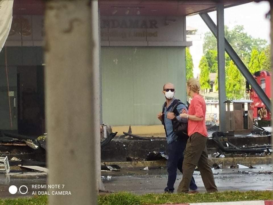 margaphyo's tweet photo. Like expected, the Junta brought the CNN reporter to the burnt down buildings. The fire broke out during curfew hours last night.

Civilians would be getting shot. How could they come out and start fires.

#WhatsHappeningInMyanmar
#Apr1Coup https://t.co/r2PrBkC6oe