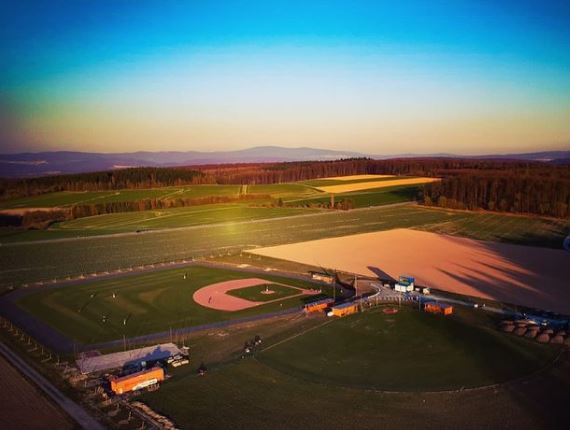 Unser Dickman Field in #Hünstetten mal aus einer anderen Perspektive: Hier mit Blick auf den Taunus, das Schüler- und Softballfeld im Vordergrund.
#BaseBall 

⚾️🥎💙💛