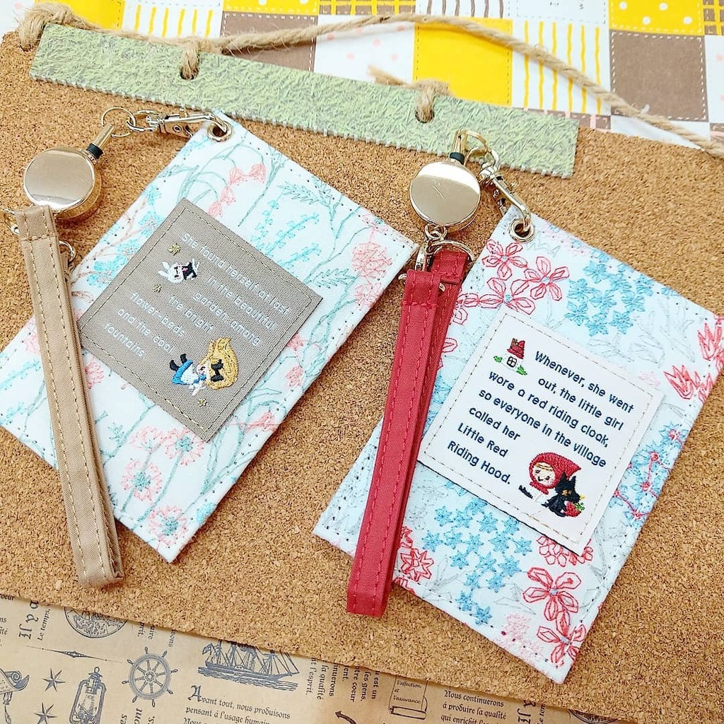 Pepies 雑貨屋ペピーズ 4月です 新年度ですね かわいいパスケース で通勤通学も華やかな気分に 豪華な 全面刺繍 で 大人かわいい 童話モチーフ です Fairytale Qlia クーリア 不思議の国のアリス 赤ずきん 定期入れ パスケース