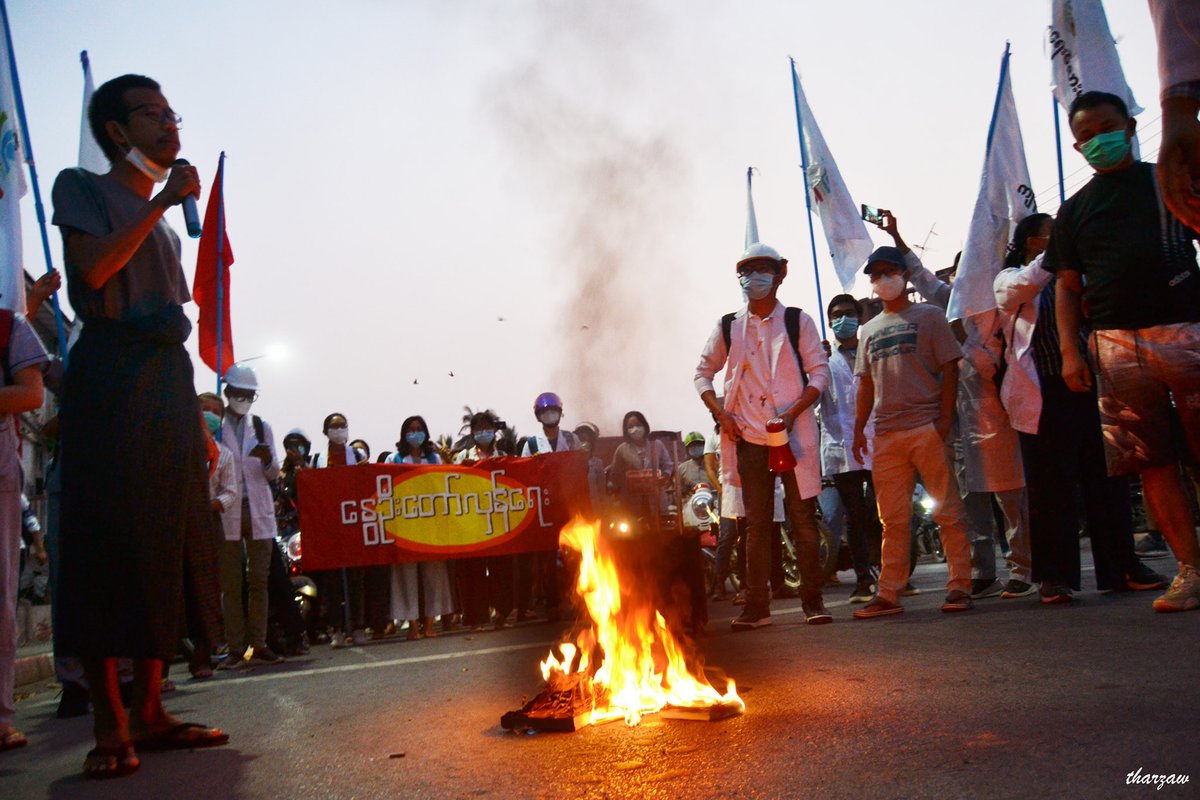 dvbburmese's tweet photo. ၂၀၀၈ ဖွဲ့စည်းပုံ အခြေခံဥပဒေ စာအုပ်ကို မီးရှို့ခြင်းနဲ့ စတင်တဲ့ ဒီနေ့ မနက် ကျန်းမာရေးမိသားစု-မန္တလေးနဲ့  မန္တလေးတက္ကသိုလ်ပေါင်းစုံ ကျောင်းသားကျောင်းသူများအာရုဏ်ဦးသပိတ်မြင်ကွင်း။
Photos-tz
#dvbtvnews #Mandalay #2008ConstitutionBurn #RejectMilitaryCoup #WhatIsHappeningInMyanmar https://t.co/JEKLmjEATS