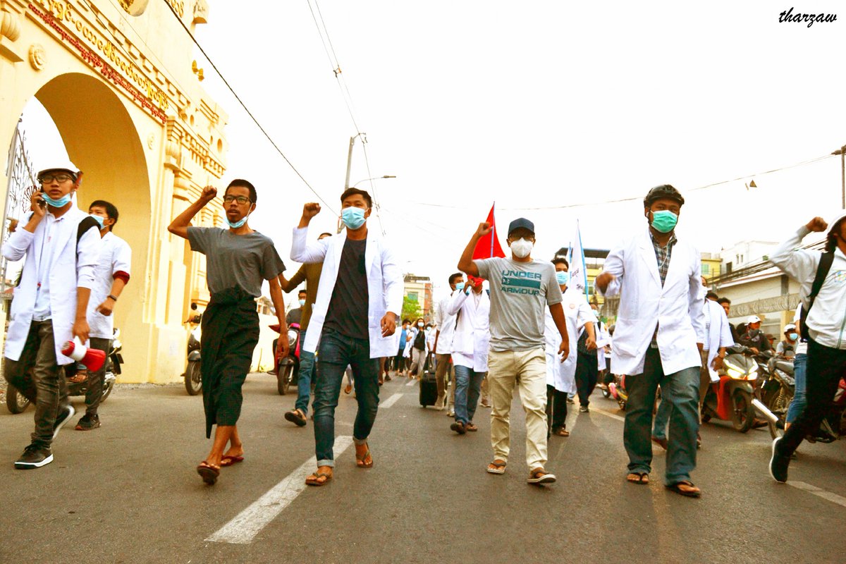 dvbburmese's tweet photo. ၂၀၀၈ ဖွဲ့စည်းပုံ အခြေခံဥပဒေ စာအုပ်ကို မီးရှို့ခြင်းနဲ့ စတင်တဲ့ ဒီနေ့ မနက် ကျန်းမာရေးမိသားစု-မန္တလေးနဲ့  မန္တလေးတက္ကသိုလ်ပေါင်းစုံ ကျောင်းသားကျောင်းသူများအာရုဏ်ဦးသပိတ်မြင်ကွင်း။
Photos-tz
#dvbtvnews #Mandalay #2008ConstitutionBurn #RejectMilitaryCoup #WhatIsHappeningInMyanmar https://t.co/JEKLmjEATS