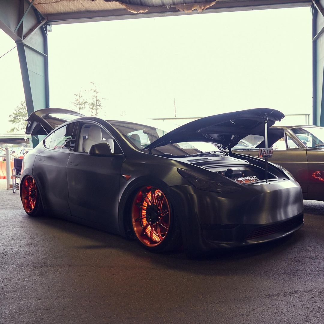 PASMAG's tweet photo. Life is definitely better on air. https://t.co/bHpbOs4o8i
#pasmag #tuning365 #lonestarthrowdown #lst2021 #airliftperformance #tesla #modely #lifeonair #floairride #thefablab #madhouse #electricperformancewheels #airdemand #bamfledoffroadlighting #lightingtrendz https://t.co/Hb1edZqjic