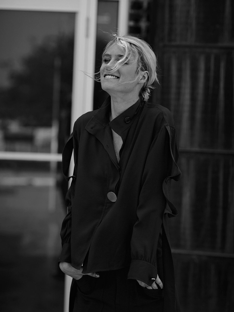 OneMackenzieCan's tweet photo. My favorite pics to celebrate the one and only Mackenzie Davis #happybirthday #hbd #HBDMACKENZIE 🥰❤️🌻🔥🎂🌈🥂#mackenziedavis 💗🔥💗🔥🌻🦋@tidalmag @jacopomoschin #laurajones #lukebaker #carlolongo #onemackenziecan #beauty #talent #actress #enjoy https://t.co/YQJov1roCi