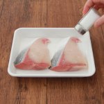 焼き魚をよくする人は覚えておくと良いかも!焼く前に、ある物を振り掛けると魚の生臭さが和らぐ？!