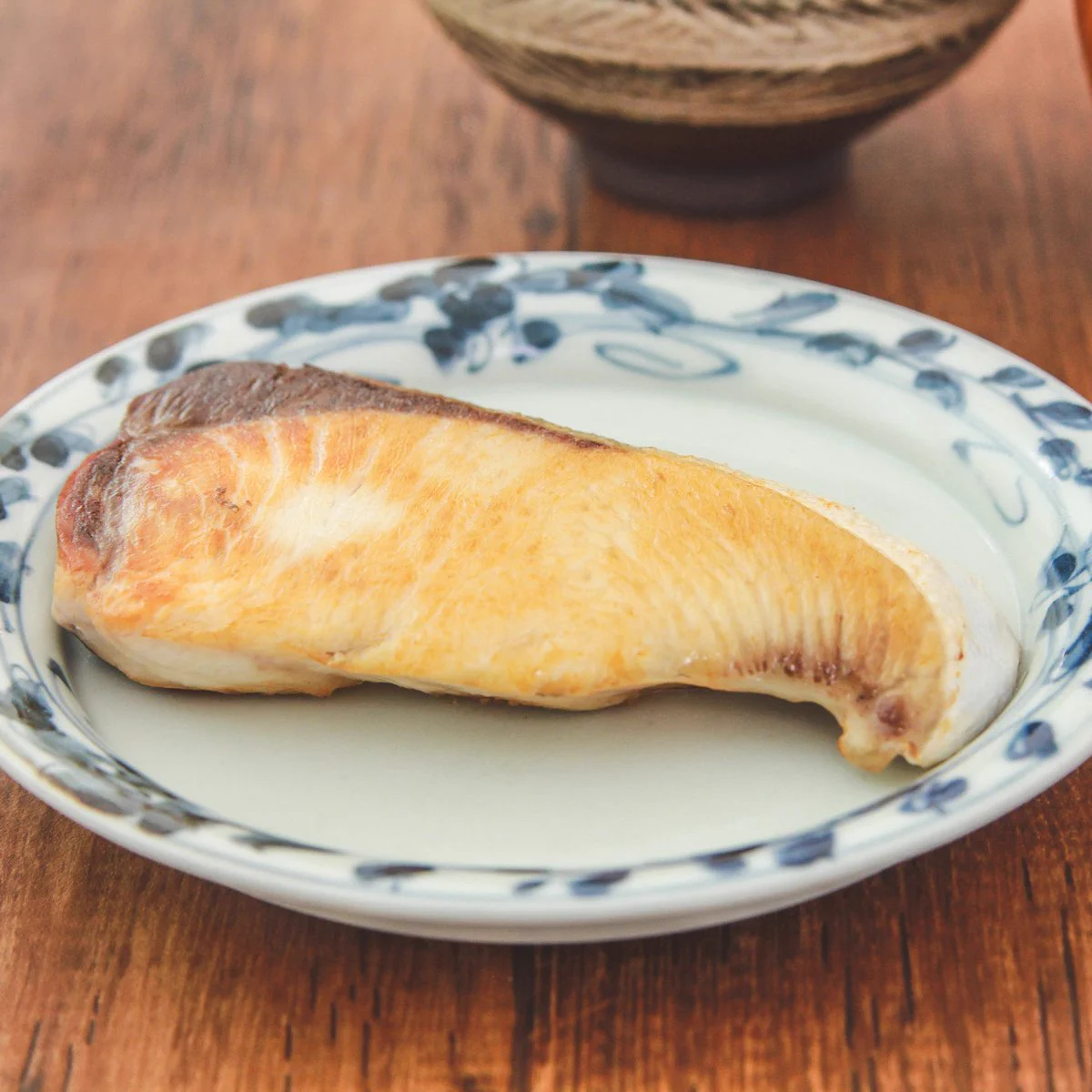 焼き魚をよくする人は覚えておくと良いかも！焼く前に、ある物を振り掛けると魚の生臭さが和らぐ？！