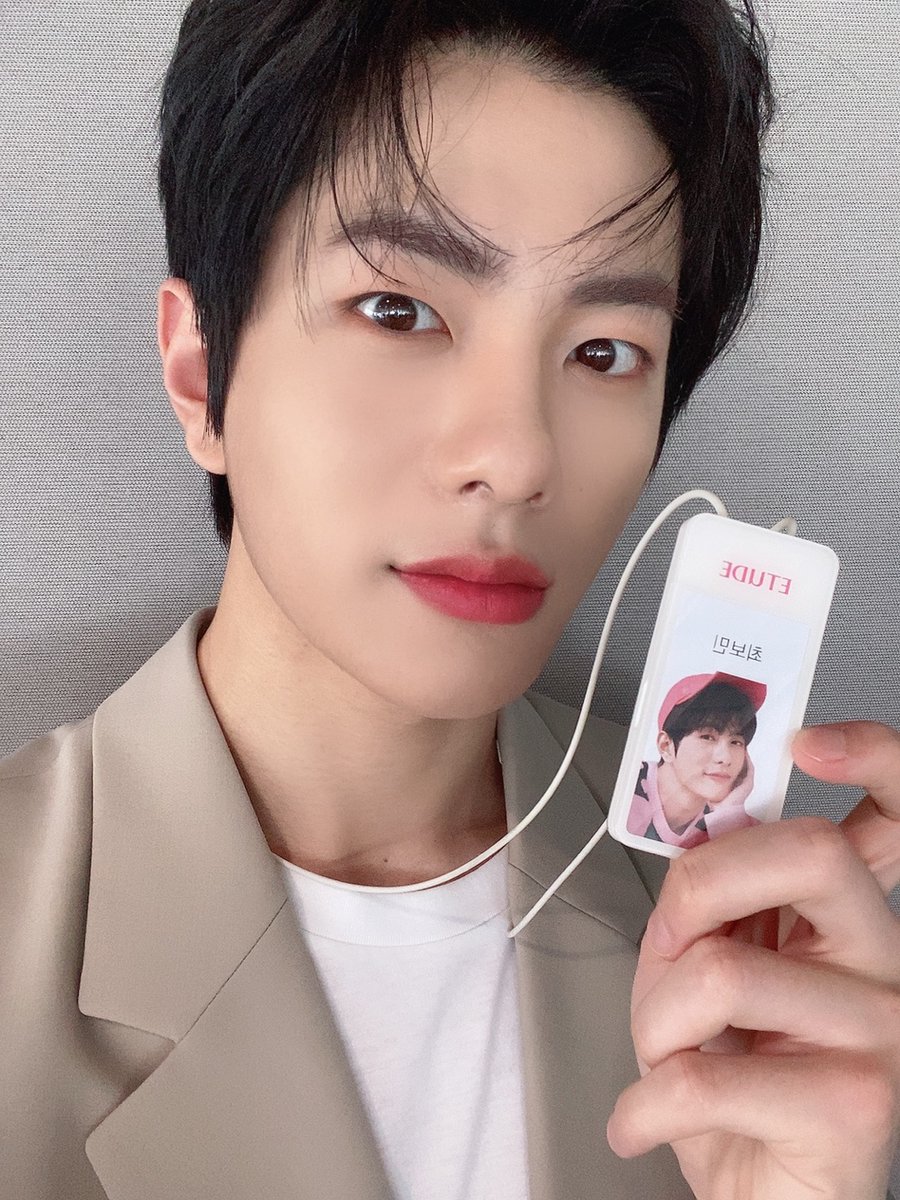 etudeplay's tweet photo. 에뛰드 신입사원 소개 3편

현실세계에선 아이돌인 내가 
이세계에선 일개 신입사원????!!!!! 😵😫🥺
 
#꽝다음전생에 #전생실패 #그래도잘생긴신입사원 https://t.co/90dK2AXvTi