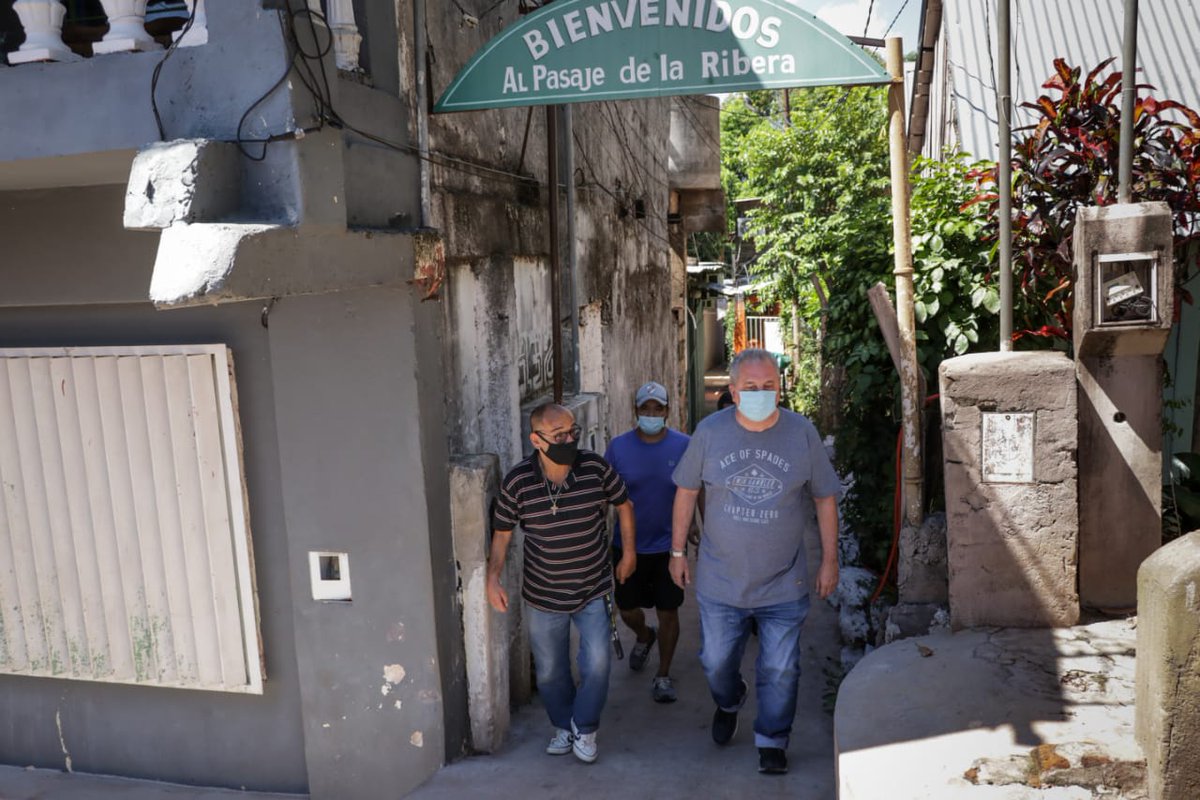 FernandoRosa82's tweet photo. Muchas gracias querido amigo Hugo (@passalacquaok) por compartir junto a nosotros y la Comisión Vecinal de Villa Sarita una charla. Recorriendo el mítico barrio San Roque https://t.co/VDKu8OqEE0