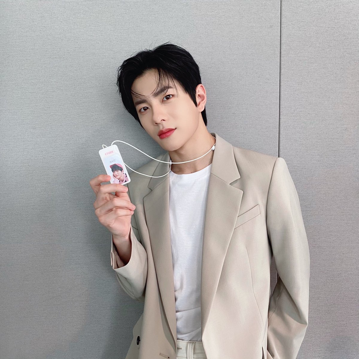 etudeplay's tweet photo. 에뛰드 신입사원 소개 3편

현실세계에선 아이돌인 내가 
이세계에선 일개 신입사원????!!!!! 😵😫🥺
 
#꽝다음전생에 #전생실패 #그래도잘생긴신입사원 https://t.co/90dK2AXvTi