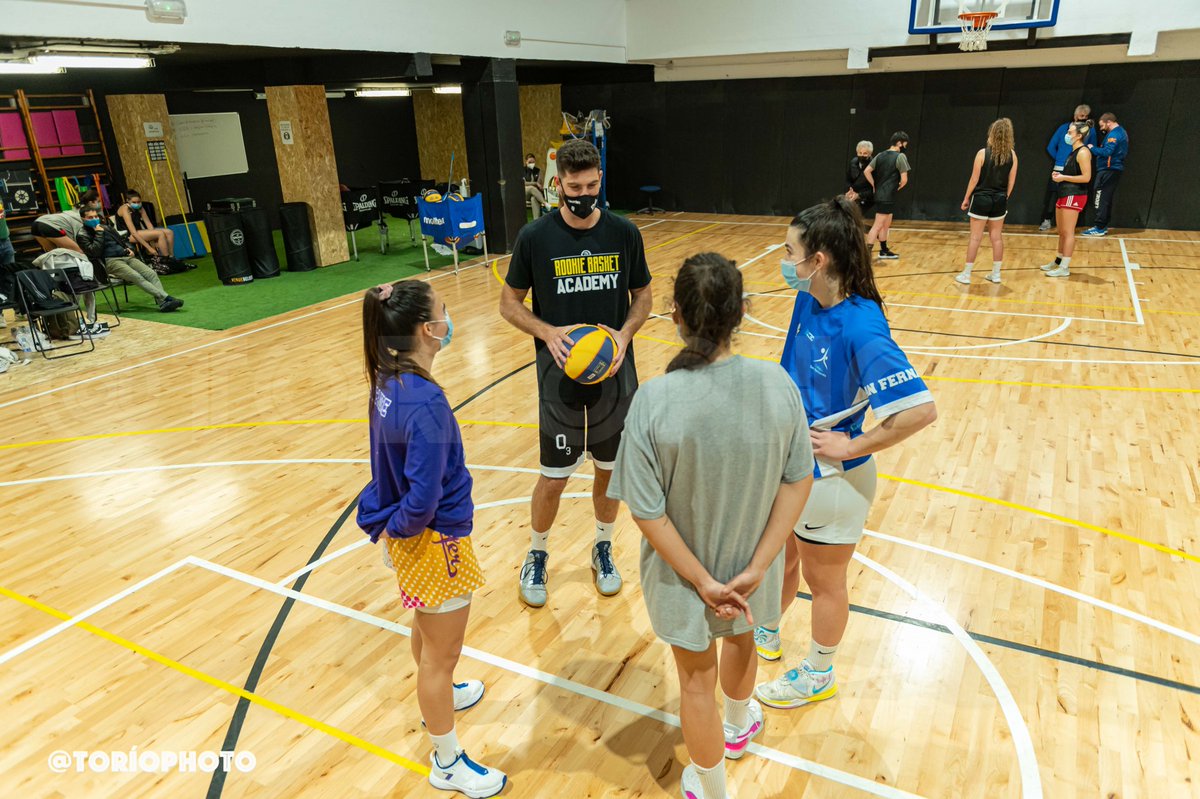 canastastur's tweet photo. #LeccionesDe3x3 ¡Tiempo muerto sobre la pista! @Cmartinez08 y @varisfrf aconsejan a sus jugadoras respectivamente. Dos estrategas en busca de la jugada que les dé la victoria. ¿Quién se llevará el gato al agua en la prórroga? @RBA_Basket @TorioPhoto https://t.co/77FvzAQVTc