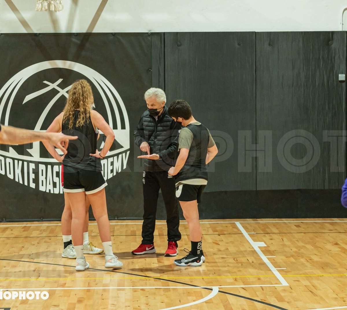canastastur's tweet photo. #LeccionesDe3x3 ¡Tiempo muerto sobre la pista! @Cmartinez08 y @varisfrf aconsejan a sus jugadoras respectivamente. Dos estrategas en busca de la jugada que les dé la victoria. ¿Quién se llevará el gato al agua en la prórroga? @RBA_Basket @TorioPhoto https://t.co/77FvzAQVTc