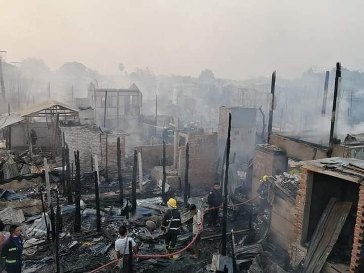 IrrawaddyNews's tweet photo. Some 100 homes were destroyed in a fire that broke out at around 4:30 a.m. on April 1 in #Mandalay’s Tagundaing Township. #WhatsHappeningInMyanmar https://t.co/5eXHHj4VlM