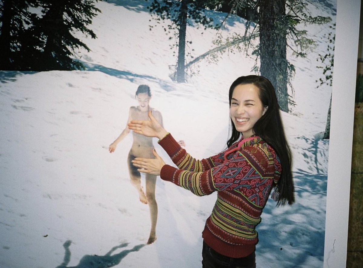 กิโกะไปงานแสดงภาพถ่ายแบบ+ศิลปะของตัวเอง น่ารักจัง เป็นผญที่น่ามองอยู่ตลอด มีเสน่ห์ ธรรมชาติมาก