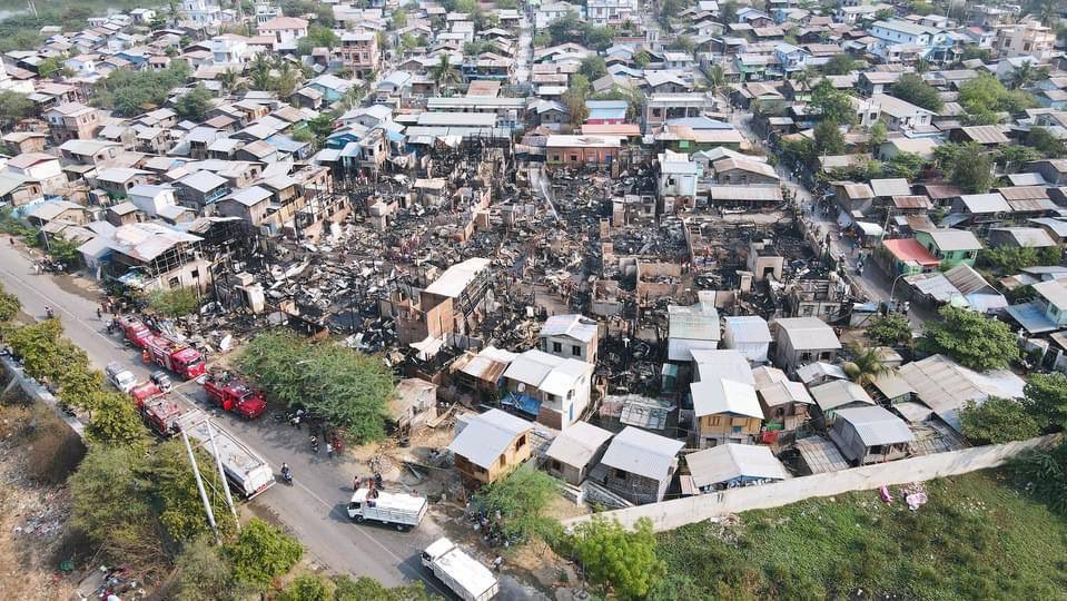 DimpleMariah's tweet photo. Military terrorist burned down 100 residential houses in PyiGyiTagon, Mandalay.

SUPPORT FEDERAL ARMY 
#WhatsHappeningInMyanmar 
#Apr1Coup https://t.co/imvroQiEO3