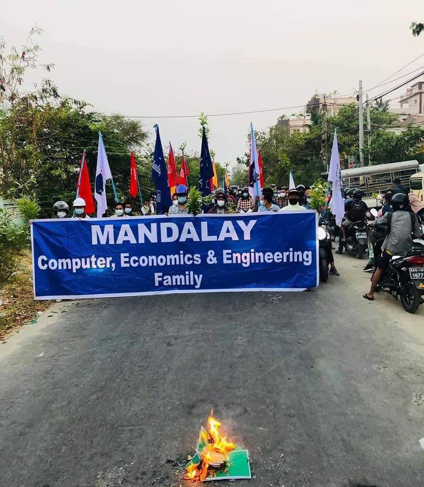 DimpleMariah's tweet photo. Powerful strike by Computer, Economics and Engineering family of Mandalay. They also demonstrated the end of the 2008 constitution by burning the books.
SUPPORT FEDERAL ARMY 
#WhatsHappeningInMyanmar 
#Apr1Coup https://t.co/DWSoSuAIuB