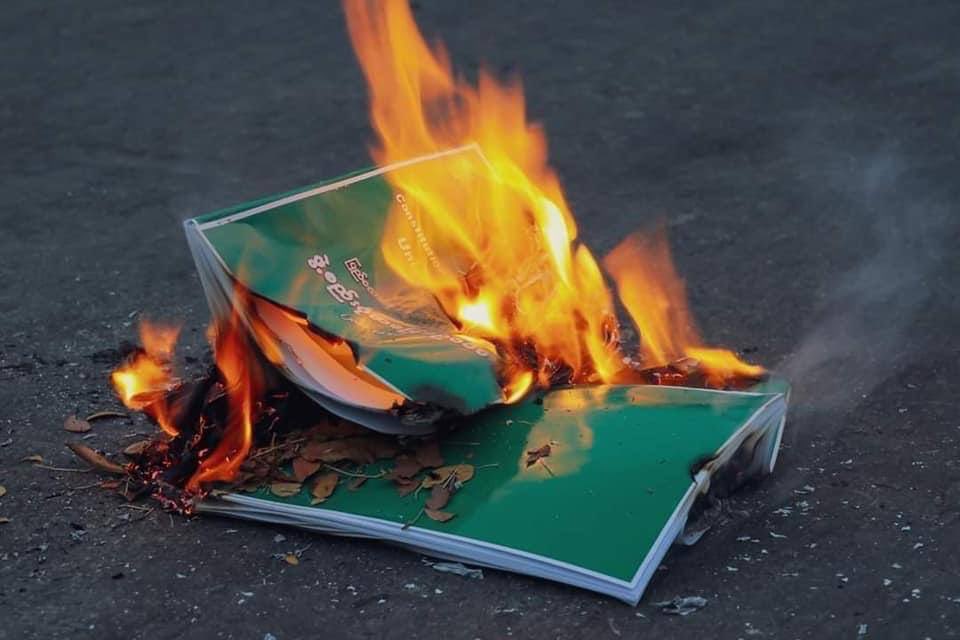 DimpleMariah's tweet photo. Powerful strike by Computer, Economics and Engineering family of Mandalay. They also demonstrated the end of the 2008 constitution by burning the books.
SUPPORT FEDERAL ARMY 
#WhatsHappeningInMyanmar 
#Apr1Coup https://t.co/DWSoSuAIuB