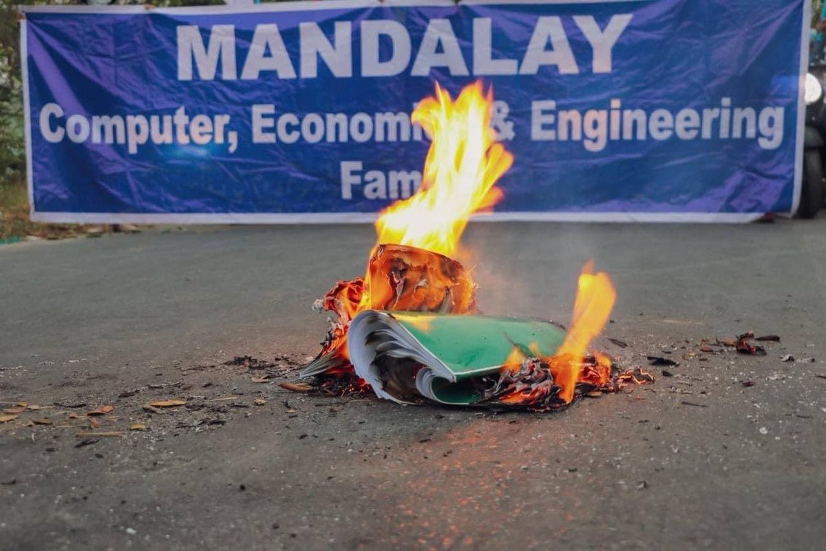 DimpleMariah's tweet photo. Powerful strike by Computer, Economics and Engineering family of Mandalay. They also demonstrated the end of the 2008 constitution by burning the books.
SUPPORT FEDERAL ARMY 
#WhatsHappeningInMyanmar 
#Apr1Coup https://t.co/DWSoSuAIuB