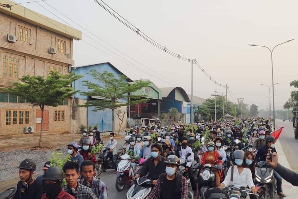 DimpleMariah's tweet photo. Powerful strike by Computer, Economics and Engineering family of Mandalay. They also demonstrated the end of the 2008 constitution by burning the books.
SUPPORT FEDERAL ARMY 
#WhatsHappeningInMyanmar 
#Apr1Coup https://t.co/DWSoSuAIuB