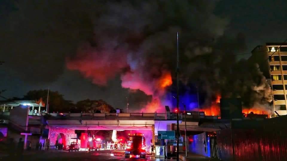 Khit Thit reports that witness says: civilians who went to help extinguish fire at Ruby Mart were dispersed with gunshot killing a woman whose body was taken away by terrorists. Her two children were abducted too. 
#WhatsHappeningInMyanmar #Apr1Coup
