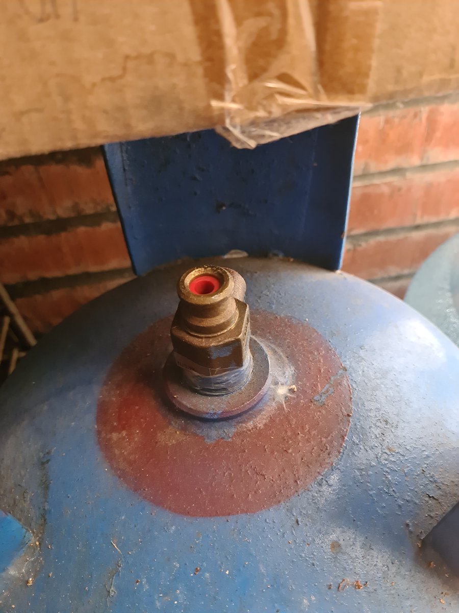 pitra's tweet photo. Setelah 2x kompor meleduk dalam kurang dari setahun, akhirnya yg kita lakukan di rumah untuk antisipasi:

1. Saat beli gas baru, karet merah langsung diganti yg baru. 2x meleduk itu krn gas bocor akibat karetnya udah melar. https://t.co/EzIGmWXlSz