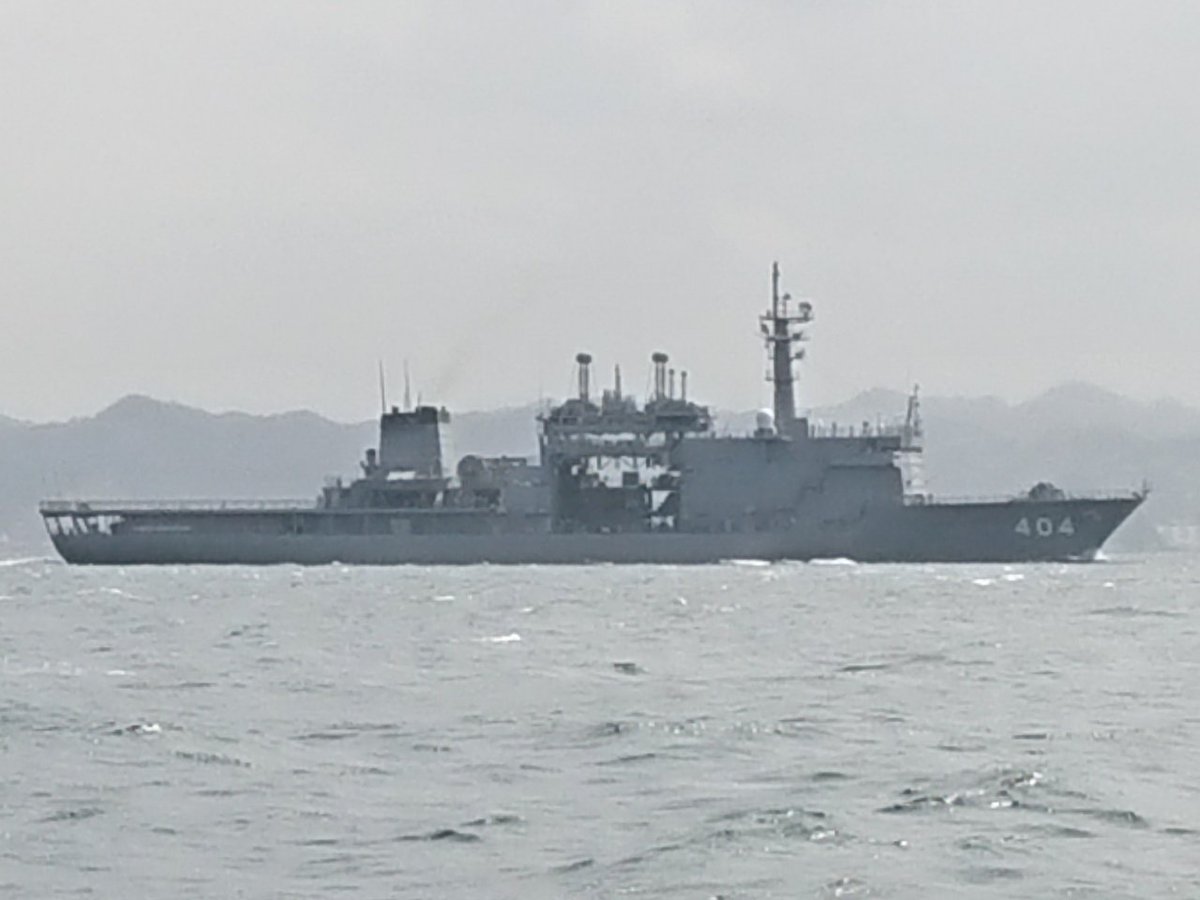 f_mars2008's tweet photo. 今日の自衛艦は、海洋観測艦にちなん(AGS-5105)と潜水艦救難艦ちよだ(ARS-404)。
#海上自衛隊 #自衛艦 #海洋観測艦 #にちなん #海洋観測艦にちなん #AGS5105 #潜水艦救難艦 #潜水艦救難艦ちよだ #ちよだ #ARS404 https://t.co/X3jk11Vge3