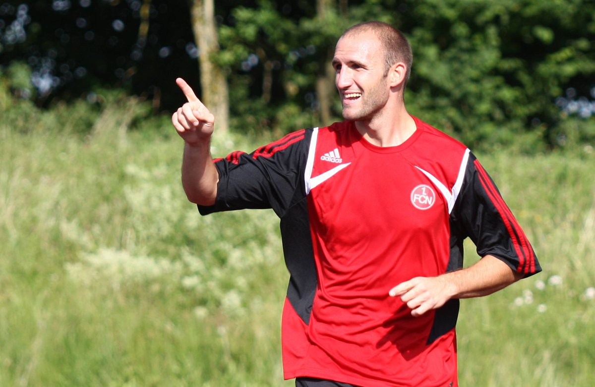 1_fc_nuernberg's tweet photo. Robert #Vittek trug fünf Jahre lang das Club-Trikot und wurde mit dem #FCN 2007 Pokalsieger.
Heute feiert der Slowake seinen 3⃣9⃣. Geburtstag. Wir gratulieren ganz herzlich! 🎁 https://t.co/N6Qofv1LaG